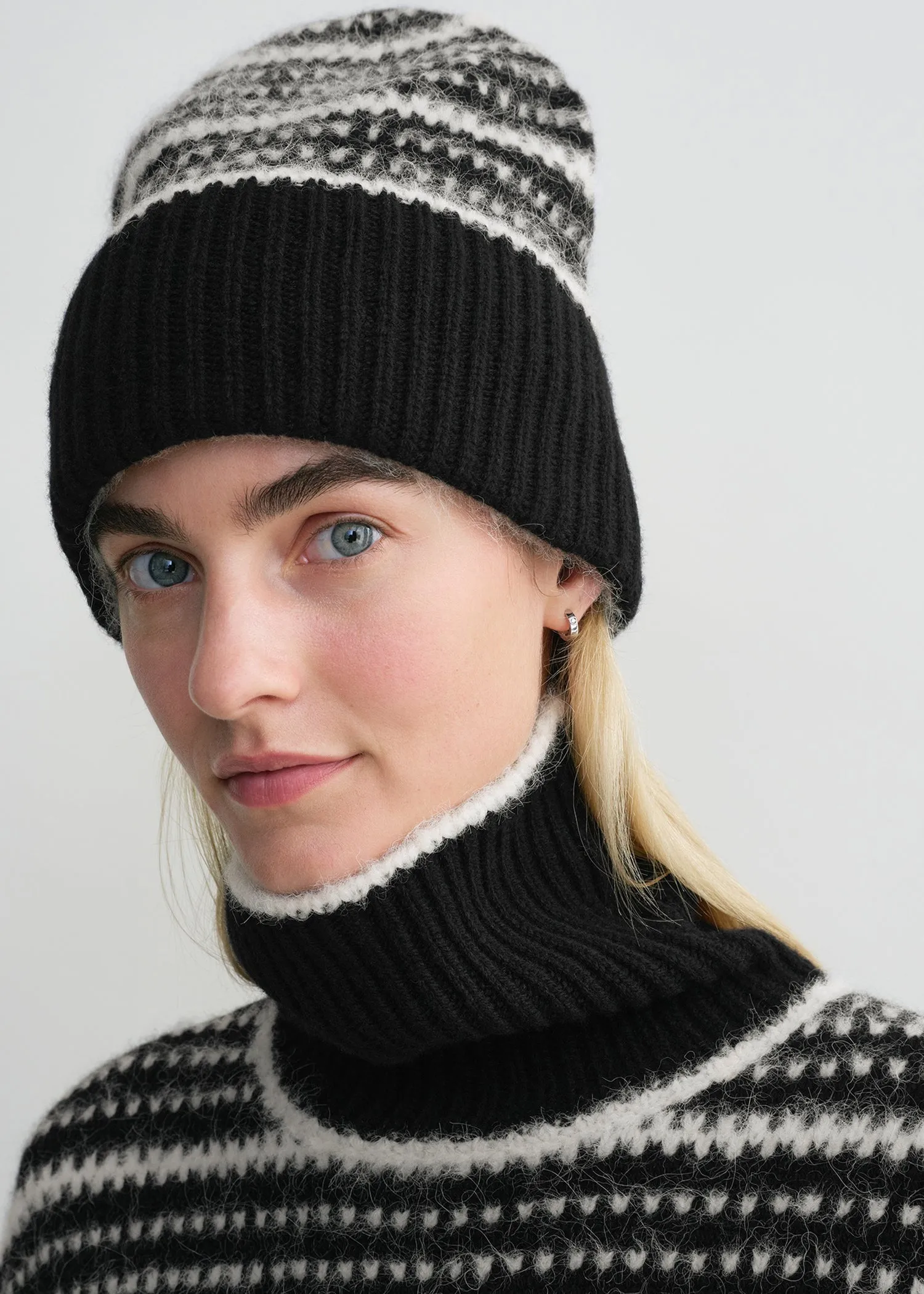 Contrast-edge beanie black